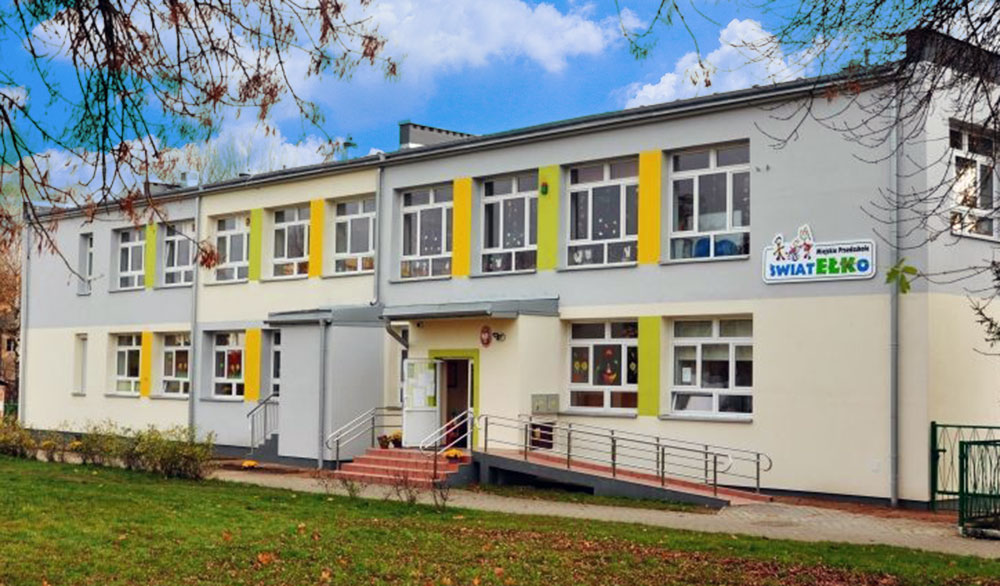 Budynek Przedszkola Światełko na tle chmur